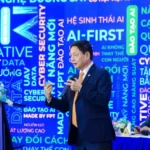 Ông Trương Gia Bình - Chủ tịch FPT - nói "AI đang phát triển như vũ bão" và buộc doanh nghiệp phải giải được 3 bài toán sống còn: thời gian, chi phí và năng suất lao động - Ảnh: FPT