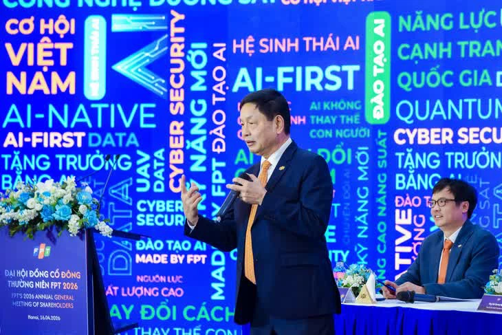 Ông Trương Gia Bình - Chủ tịch FPT - nói "AI đang phát triển như vũ bão" và buộc doanh nghiệp phải giải được 3 bài toán sống còn: thời gian, chi phí và năng suất lao động - Ảnh: FPT