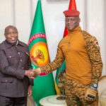 الرئيس البوروندي إيفاريست ندايشيميي (يسار) مع الرئيس البوركيني إبراهيم تراوري (الرئاسة البوركينية)