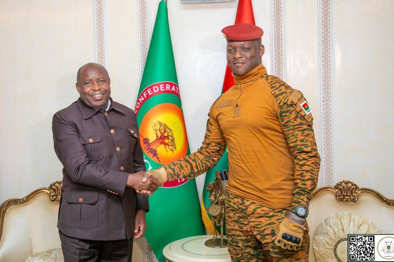 الرئيس البوروندي إيفاريست ندايشيميي (يسار) مع الرئيس البوركيني إبراهيم تراوري (الرئاسة البوركينية)