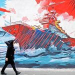 Một phụ nữ đi qua bức tranh tường tuyên truyền chống Mỹ - Israel ở thủ đô Tehran (Iran) ngày 21-4 - Ảnh: AFP