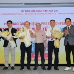 Bầu Đức (thứ ba từ phải sang) cùng ông Bùi Trung Hiếu - Phó giám đốc Sở Văn hóa - Thể thao & Du lịch Gia Lai tặng hoa cho các khách mời - Ảnh: ANH KHOA