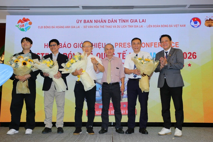 Bầu Đức (thứ ba từ phải sang) cùng ông Bùi Trung Hiếu - Phó giám đốc Sở Văn hóa - Thể thao & Du lịch Gia Lai tặng hoa cho các khách mời - Ảnh: ANH KHOA