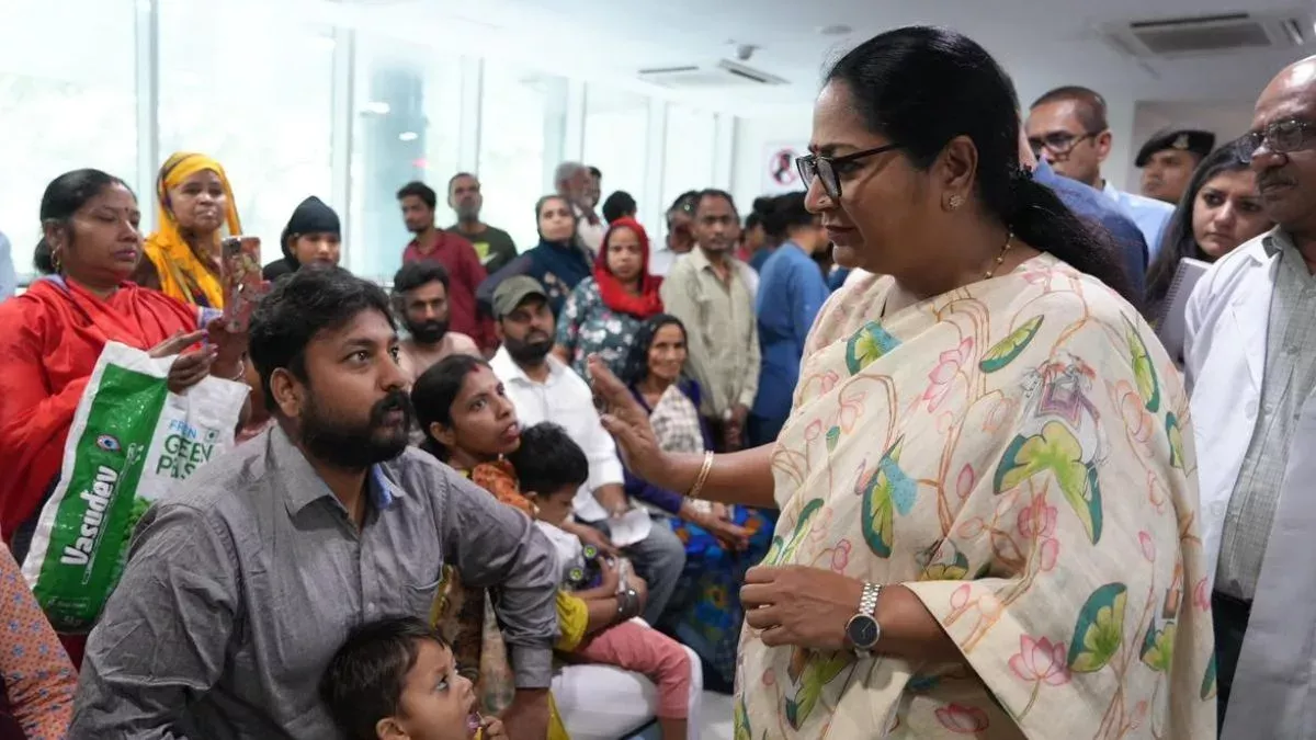 रेखा गुप्ता अस्पताल निरीक्षण करते हुए