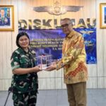 Ketum DePA-RI Luthfi Yazid (kanan) menerima cinderamata dari Sekretaris Dinas Hukum TNI Angkatan Udara Kolonel Kum (W) Dr. Lidia Rina D, SH, MH, CLA (kiri) usai pembekalan kepada para perwira TNI AU di Jakarta, Kamis 23 April 2026 (Foto: Istimewa)