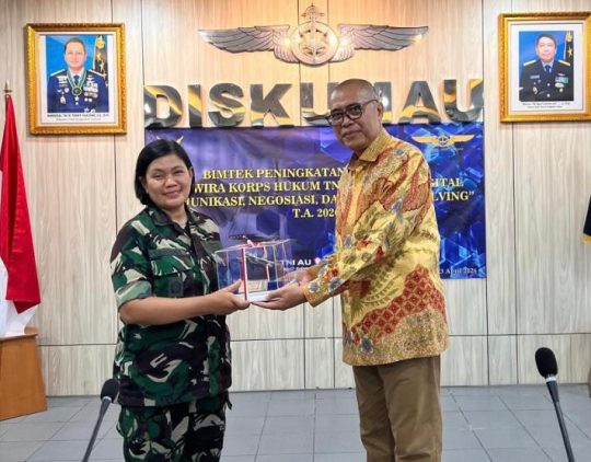 Ketum DePA-RI Luthfi Yazid (kanan) menerima cinderamata dari Sekretaris Dinas Hukum TNI Angkatan Udara Kolonel Kum (W) Dr. Lidia Rina D, SH, MH, CLA (kiri) usai pembekalan kepada para perwira TNI AU di Jakarta, Kamis 23 April 2026 (Foto: Istimewa)