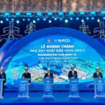 Các đại biểu thực hiện nghi thức khánh thành nhà máy.