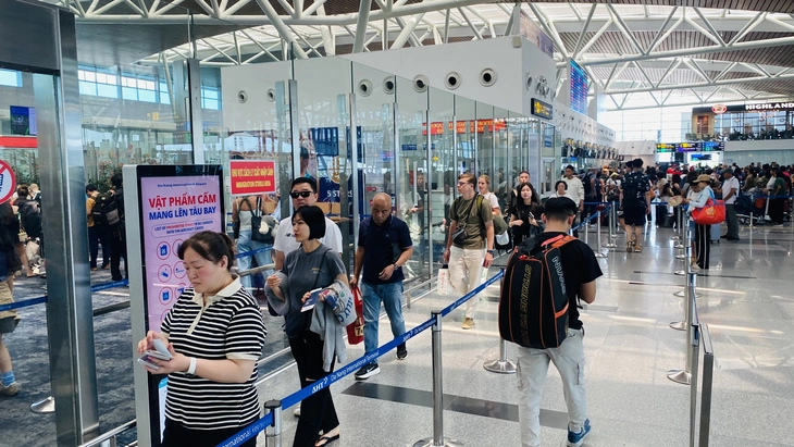 Nhà ga quốc tế Đà Nẵng tiếp tục được Skytrax công nhận đạt chuẩn 5 sao trong năm 2026. Đây là mục xếp hạng cao nhất dành cho nhà ga sân bay - Ảnh: TRƯỜNG TRUNG