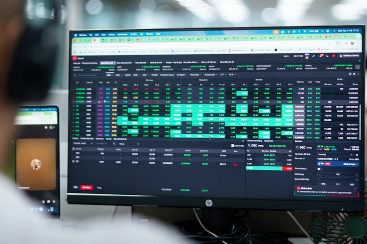 Đà tăng mạnh của cổ phiếu Vingroup đã giúp chỉ số giảm áp lực điều chỉnh - Ảnh: HỮU HẠNH