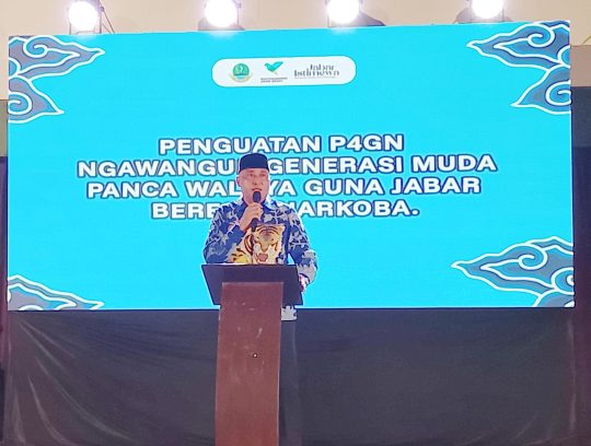 Anggota DPRD Jawa Barat Fraksi PAN, Hasbullah Rahmat saat melakukan sosialisasi bahaya narkoba di Pondokgede.