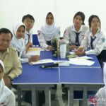 Screenshot—President Prabowo joins pupils in a classroom to observe the use of an interactive flat panel in teaching and learning at a public junior high school in Bekasi City, West Java, on Monday (November 17, 2025). (ANTARA/YouTube Screenshot YouTube/Presidential Secretariat)