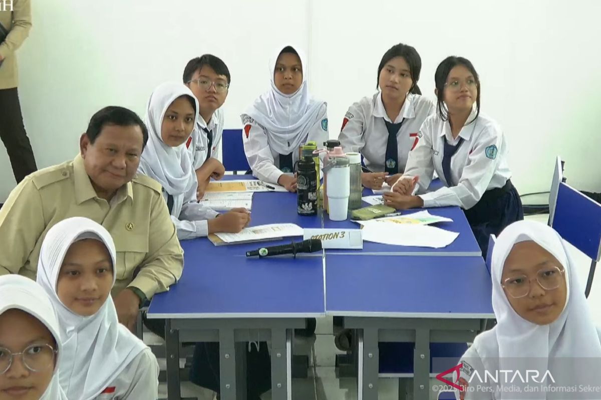 Screenshot—President Prabowo joins pupils in a classroom to observe the use of an interactive flat panel in teaching and learning at a public junior high school in Bekasi City, West Java, on Monday (November 17, 2025). (ANTARA/YouTube Screenshot YouTube/Presidential Secretariat)