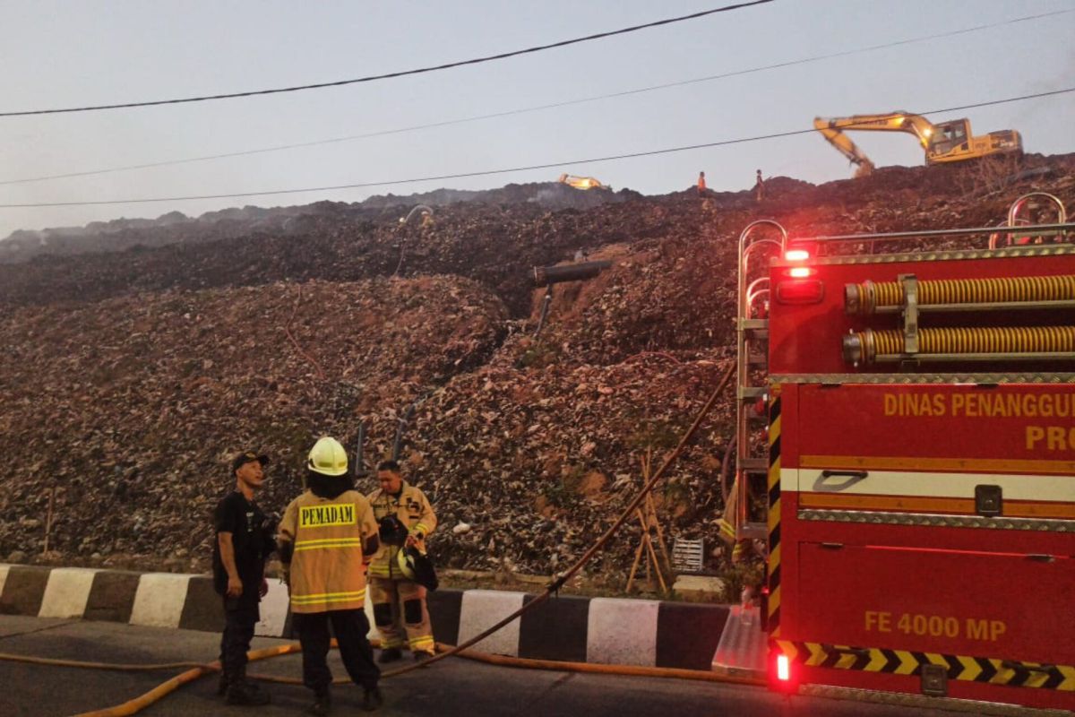 Fire trucks were readied to control fire at the Bantargebang Integrated Waste Treatment Site in Bekasi, West Java, on Sunday (October 29, 2023). ANTARA/HO-Dinas Lingkungan Hidup DKI Jakarta