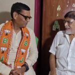 জগদ্দলের বিজেপি প্রার্থীর সঙ্গে বৈঠকে কংগ্রেস বর্ষীয়ান নেতা। নিজস্ব ছবি