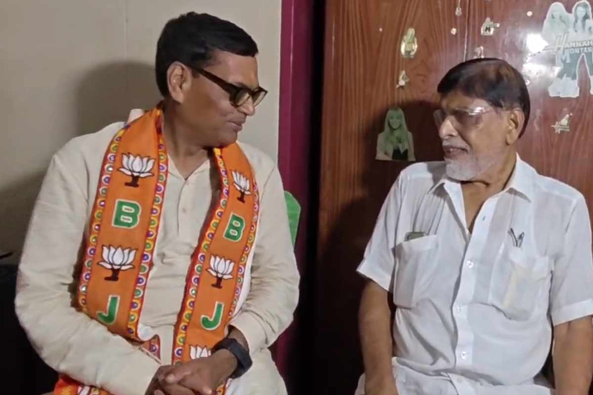 জগদ্দলের বিজেপি প্রার্থীর সঙ্গে বৈঠকে কংগ্রেস বর্ষীয়ান নেতা। নিজস্ব ছবি