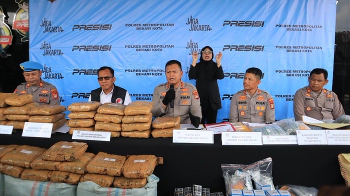 Foto: Jajaran Polres Metro Bekasi Kota mengungkap 80 kasus narkoba sejak awal tahun 2026. Sebanyak 98 orang ditetapkan sebagai tersangka. (dok Istimewa)