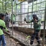 Jajaran Suku Dinas Pertamanan dan Hutan Kota Jakarta Timur bersama sejumlah personel lainnya menutup permanen dua titik akses masuk Taman Kota di kawasan Cawang, Kebon Pala, Makasar, Jakarta Timur, Jumat (27/2/2026)