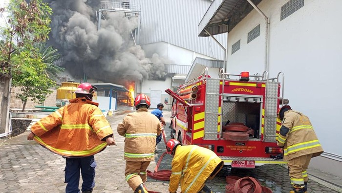 Kebakaran pabrik di Bekasi. (Dok. Damkar Kota Bekasi)