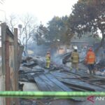 Firefighters cool an LPG filling station after a fire in Bekasi, West Java, April 2, 2026. (ANTARA FOTO/Paramayuda/rwa)