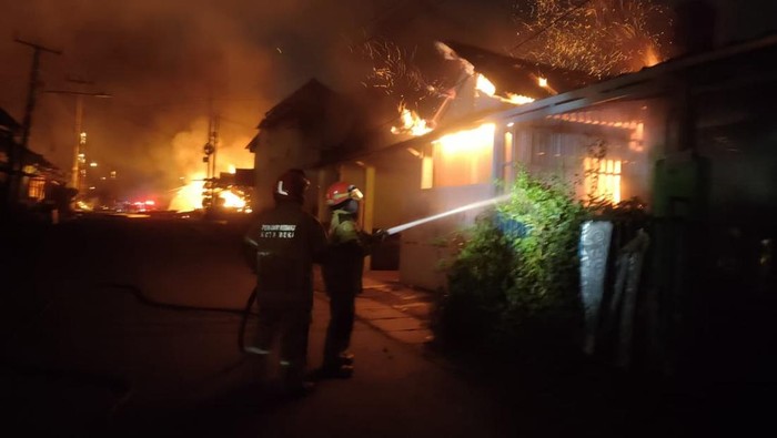 Kebakaran di SPBE Cimuning Kota Bekasi dilaporkan terjadi pada Rabu (1/4) pukul 21.08 WIB. (dok. ist)