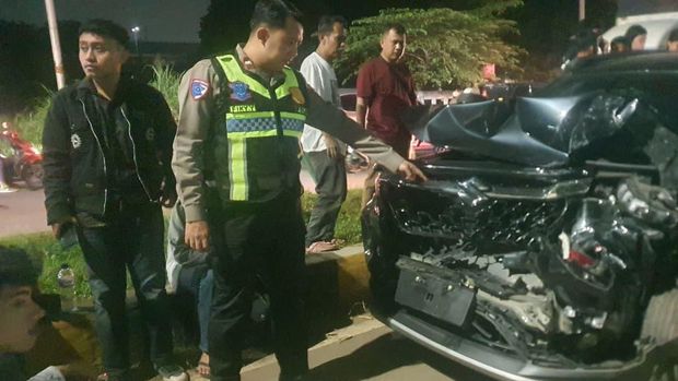 A chain-reaction traffic accident occurred on Kalimalang Inspection Road, Tambun, Bekasi Regency, West Java. The accident was triggered by a truck experiencing brake failure.