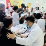 Đã có gần 30.000 người dân TP.HCM được khám sức khỏe miễn phí trong ngày 17-4 - Ảnh: XUÂN MAI