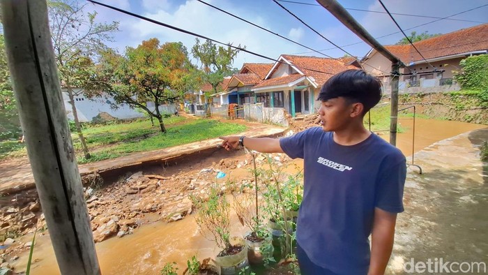 Kondisi TKP jatuhnya GL di sungai Cibanjaran, Kampung Girang Deket, Desa Banjaran, Kecamatan Banjaran, Kabupaten Bandung, Kamis (16/4/2026). (Foto: Yuga Hassani/detikJabar)