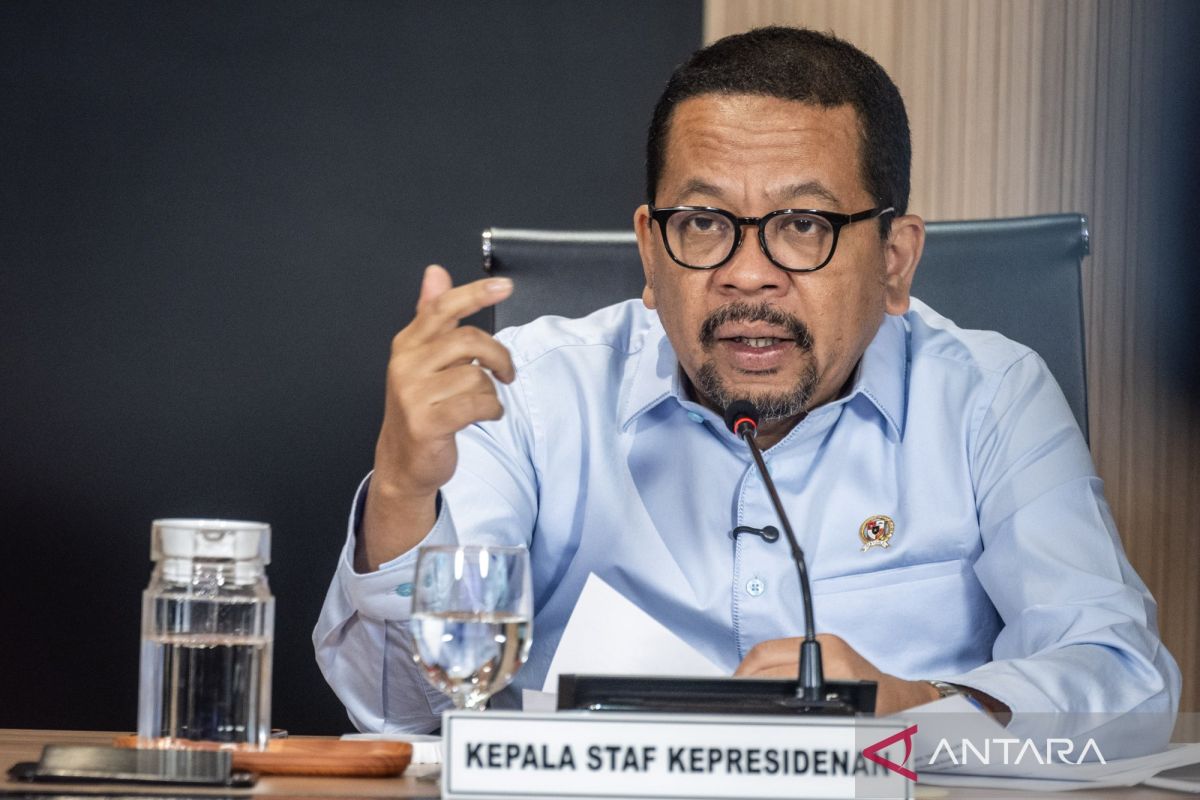 Chief of the Presidential Staff Office (KSP) Muhammad Qodari speaks to the press at the Presidential Palace Complex, Jakarta, on Wednesday (April 15, 2026). ANTARA FOTO/Bayu Pratama S/YU