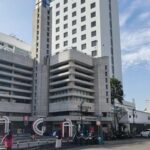 ‎Jalanan terasa lengang dari aktivitas kendaraan wisatawan sehingga dimanfaatkan warga untuk berolahraga.