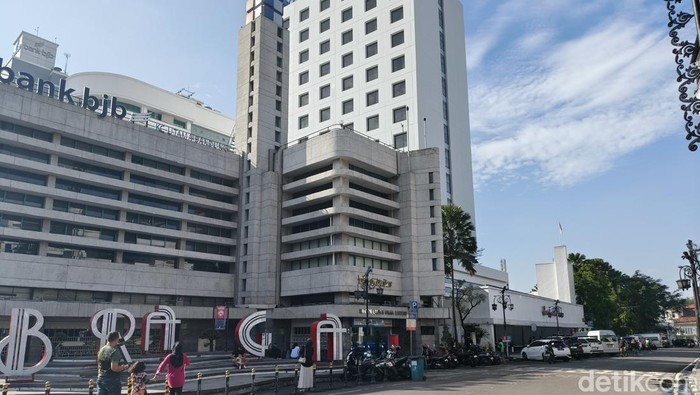 ‎Jalanan terasa lengang dari aktivitas kendaraan wisatawan sehingga dimanfaatkan warga untuk berolahraga.