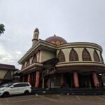 Tidak seperti masjid kebanyakan yang berwarna putih atau hijau, Masjid Baiturrahman di Sukmajaya, Depok tampil menyala dengan warna merah yang menghiasi keseluruhan masjid. (Hans Wilhem/detikTravel)