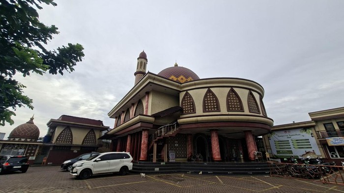 Tidak seperti masjid kebanyakan yang berwarna putih atau hijau, Masjid Baiturrahman di Sukmajaya, Depok tampil menyala dengan warna merah yang menghiasi keseluruhan masjid. (Hans Wilhem/detikTravel)