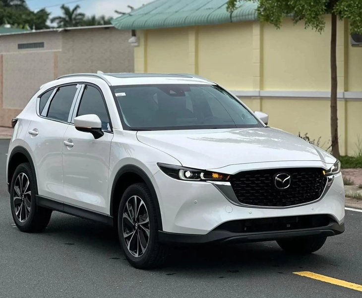 Mazda CX-5 adds a lower version in Vietnam: Listed under 700 million, with further dealer discounts, competing with B-segment SUVs - Image 2.