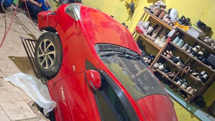 Foto: Mobil warga di Depok kejeblos septic tank kedalaman 3 meter. (dok. Istimewa)