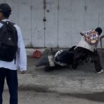 Momen pelajar terjatuh setelah membacok pelajar lain di Bekasi. (Rifkianto/detikcom)