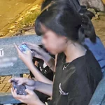 Nhiều trẻ em Việt hiện nay dễ dàng lên mạng xã hội và chơi game mọi lúc mọi nơi - Ảnh: THÙY CHI