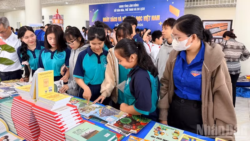 Không gian trưng bày giới thiệu nhiều đầu sách, tư liệu quý về lịch sử, xã hội, dân tộc học, văn học, nghệ thuật, tín ngưỡng, tôn giáo.