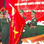 Thiếu tướng Chiêm Thống Nhất, Ủy viên Trung ương Đảng, Phó Tư lệnh, Tham mưu trưởng Quân khu 9 gắn Huân chương Chiến công hạng Nhì lên quân kỳ Quyết thắng Bộ đội Biên phòng thành phố Cần Thơ.