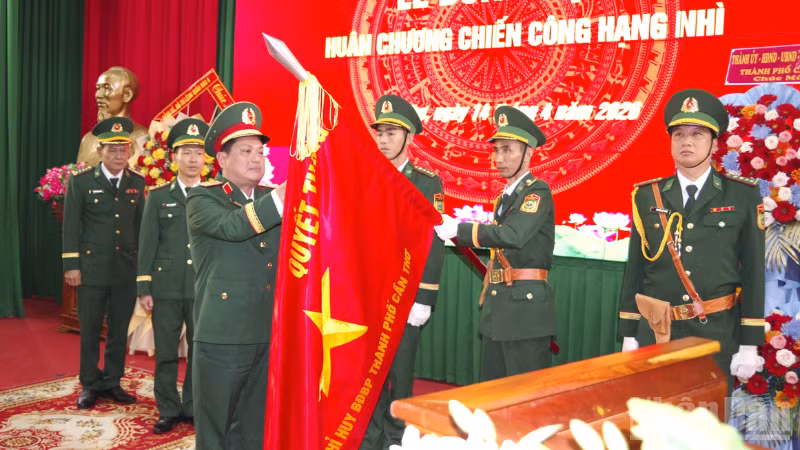 Thiếu tướng Chiêm Thống Nhất, Ủy viên Trung ương Đảng, Phó Tư lệnh, Tham mưu trưởng Quân khu 9 gắn Huân chương Chiến công hạng Nhì lên quân kỳ Quyết thắng Bộ đội Biên phòng thành phố Cần Thơ.