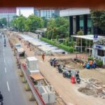 Sejumlah pekerja melanjutkan penyelesaian trotoar Rasuna Said, Rabu (15/4/2026). Aktivitas berlangsung di koridor Jalan HR Rasuna Said, Kuningan, Jakarta Selatan.
