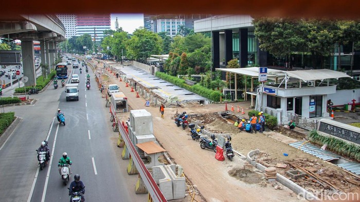 Sejumlah pekerja melanjutkan penyelesaian trotoar Rasuna Said, Rabu (15/4/2026). Aktivitas berlangsung di koridor Jalan HR Rasuna Said, Kuningan, Jakarta Selatan.
