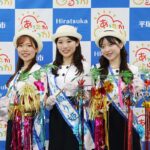 第７４回湘南ひらつか織り姫に選ばれた（左から）山中さん、渡邊さん、春日さん＝２４日、平塚市役所