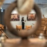 Pengunjung mengamati karya seni rupa saat pameran OpenOven di Galeri Seni Orbital Dago, Bandung, Jawa Barat, Sabtu (7/2/2026). Pameran tunggal dari seniman Loranita Theo yang berlangsung hingga 22 Februari tersebut menampilkan karya tiga dimensional berbentuk bantal yang dikombinasikan dengan elemen patung serta genteng berbahan terakota yang mencerminkan nilai-nilai keterbukaan, penerimaan, interaksi sosial, sekaligus kenyamanan secara personal maupun sosial. ANTARA FOTO/Abdan Syakura/agr