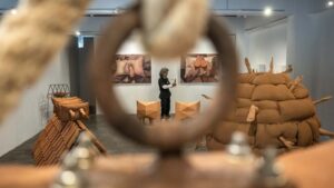 Pengunjung mengamati karya seni rupa saat pameran OpenOven di Galeri Seni Orbital Dago, Bandung, Jawa Barat, Sabtu (7/2/2026). Pameran tunggal dari seniman Loranita Theo yang berlangsung hingga 22 Februari tersebut menampilkan karya tiga dimensional berbentuk bantal yang dikombinasikan dengan elemen patung serta genteng berbahan terakota yang mencerminkan nilai-nilai keterbukaan, penerimaan, interaksi sosial, sekaligus kenyamanan secara personal maupun sosial. ANTARA FOTO/Abdan Syakura/agr