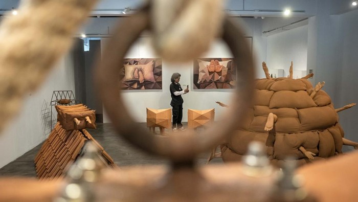 Pengunjung mengamati karya seni rupa saat pameran OpenOven di Galeri Seni Orbital Dago, Bandung, Jawa Barat, Sabtu (7/2/2026). Pameran tunggal dari seniman Loranita Theo yang berlangsung hingga 22 Februari tersebut menampilkan karya tiga dimensional berbentuk bantal yang dikombinasikan dengan elemen patung serta genteng berbahan terakota yang mencerminkan nilai-nilai keterbukaan, penerimaan, interaksi sosial, sekaligus kenyamanan secara personal maupun sosial. ANTARA FOTO/Abdan Syakura/agr