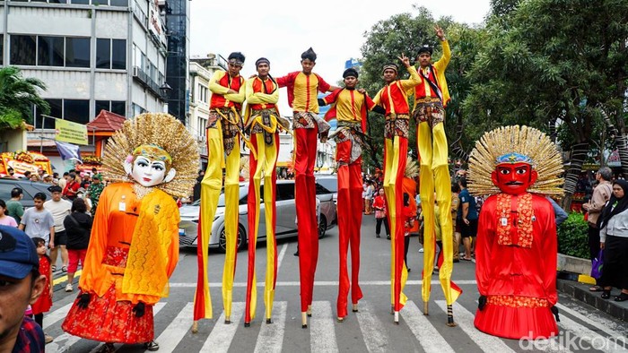 Warga memadati perayaan Cap Go Meh 2026 di Pancoran Chinatown Point, Taman Sari, Jakarta Barat, Selasa (3/3/2026). Acara budaya dan ritual tradisional digelar sebagai penutup rangkaian Tahun Baru Imlek 2577 Kongzili.