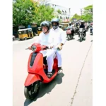 आदिलाबाद में स्कूटर चलाते परिवहन मंत्री पोन्नम प्रभाकर।