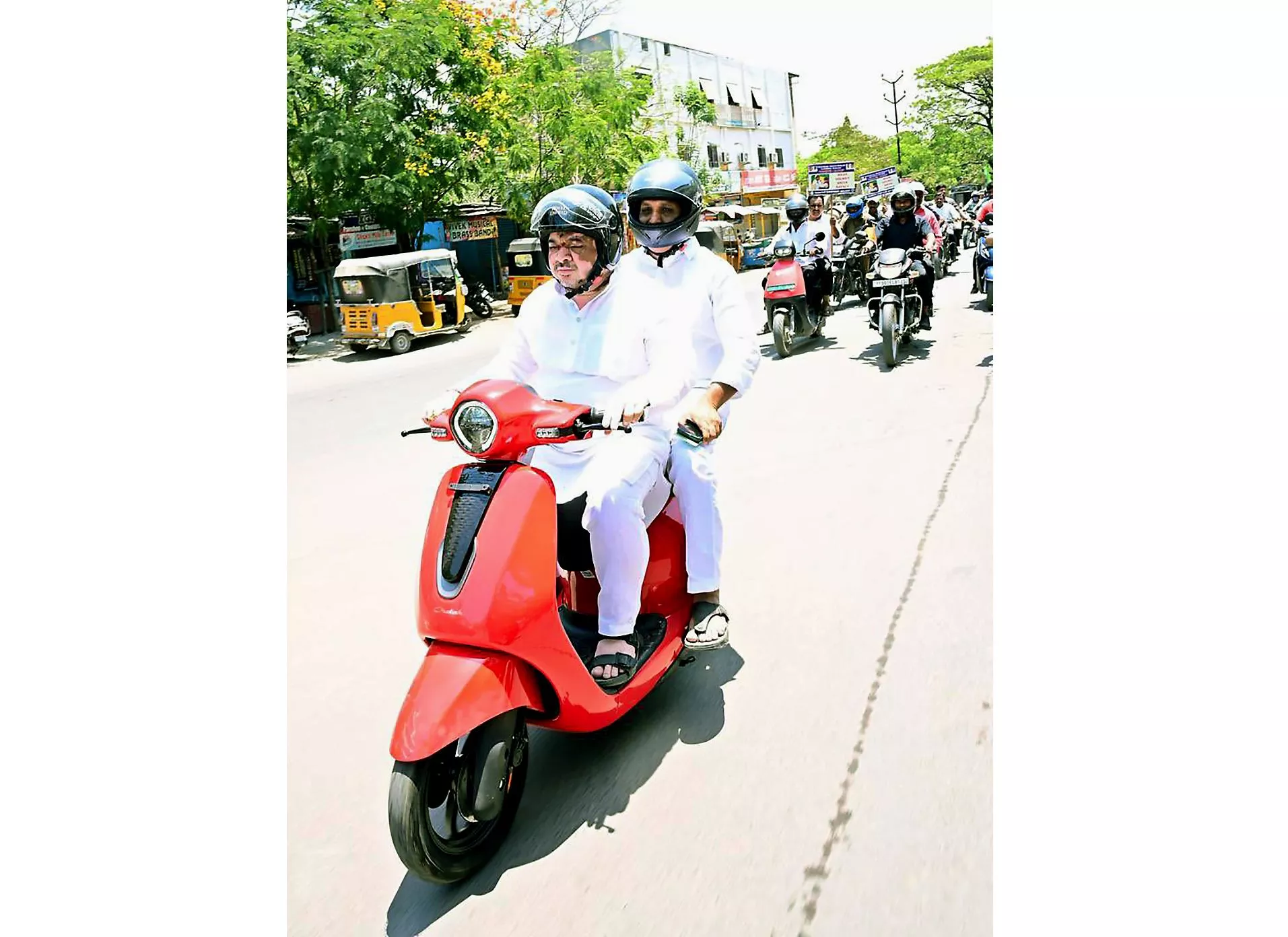 आदिलाबाद में स्कूटर चलाते परिवहन मंत्री पोन्नम प्रभाकर।