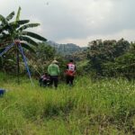 Proses evakuasi mayat wanita di lereng Bandung (Foto: Istimewa)