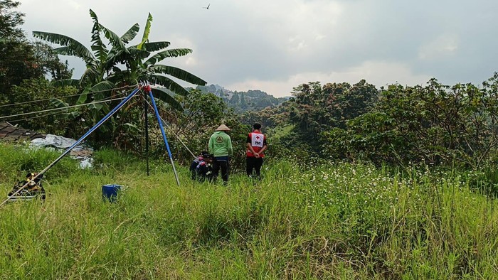 Proses evakuasi mayat wanita di lereng Bandung (Foto: Istimewa)